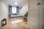 na pierwszym planie wytworna sypialnia w luksusowym apartamencie na sprzedaż Kalisz