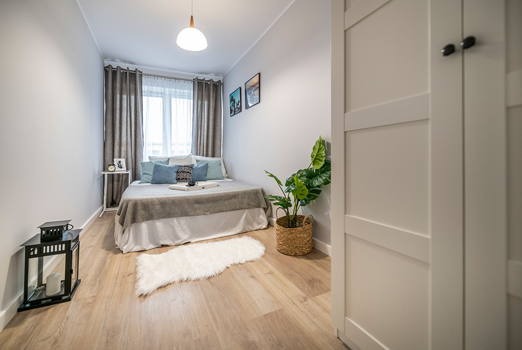 na pierwszym planie wytworna sypialnia w luksusowym apartamencie na sprzedaż Kalisz