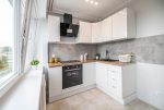 kuchnia w funkcjonalnej zabudowie w luksusowym apartamencie na sprzedaż Kalisz
