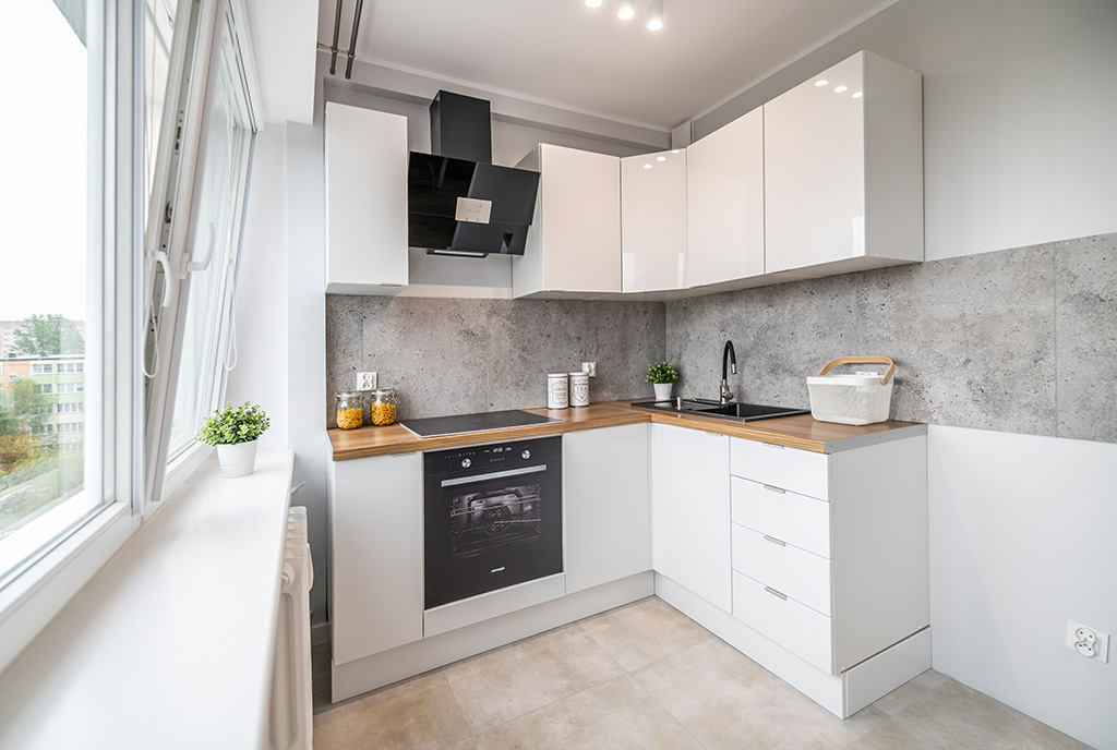 kuchnia w funkcjonalnej zabudowie w luksusowym apartamencie na sprzedaż Kalisz
