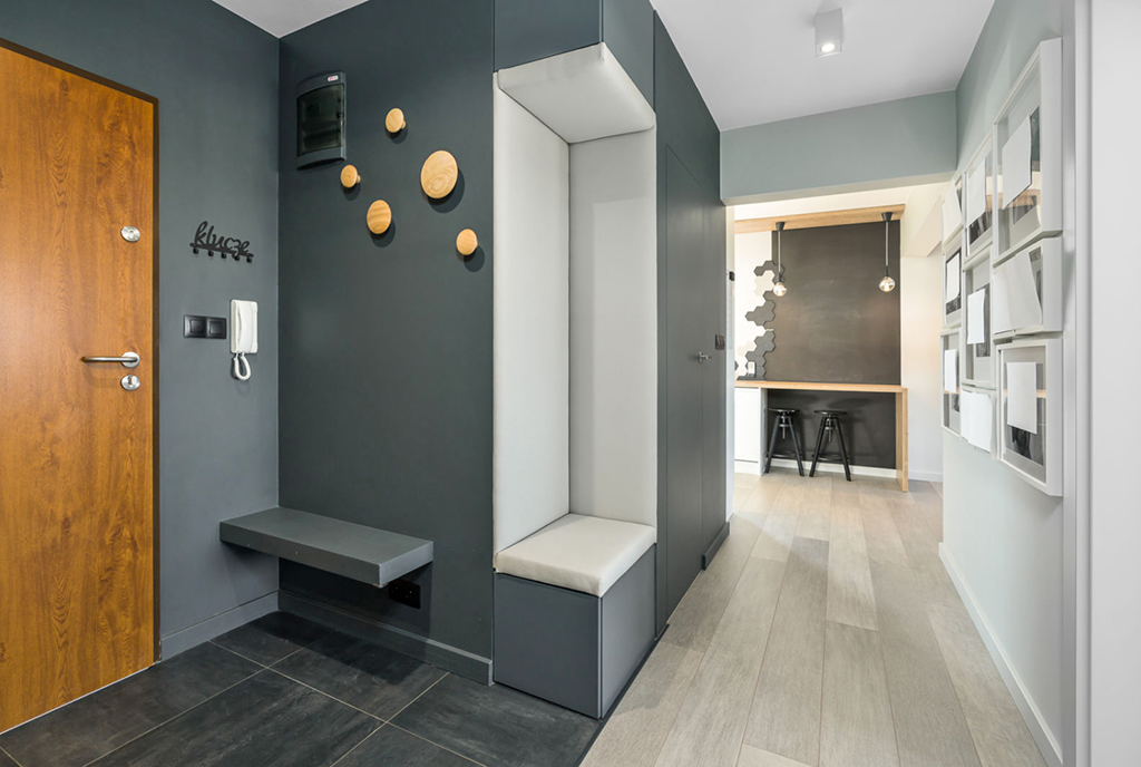 fragment korytarza w ekskluzywnym apartamencie na sprzedaż Poznań (okolice)