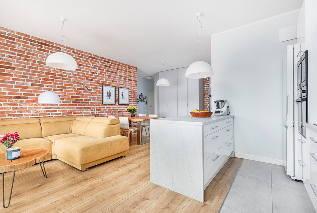 po lewej pokój dzienny, po prawej aneks kuchenny w ekskluzywnym apartamencie do sprzedaży Szczecin