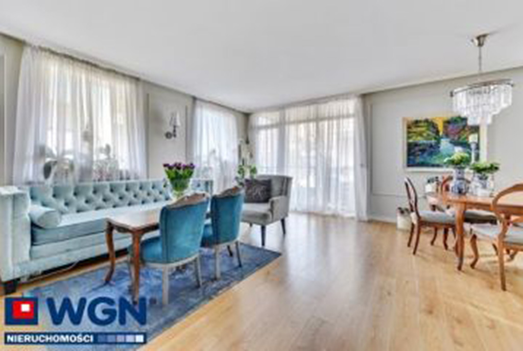 po lewej jadalnia, po prawej salon w luksusowym apartamencie na sprzedaż Gdańsk