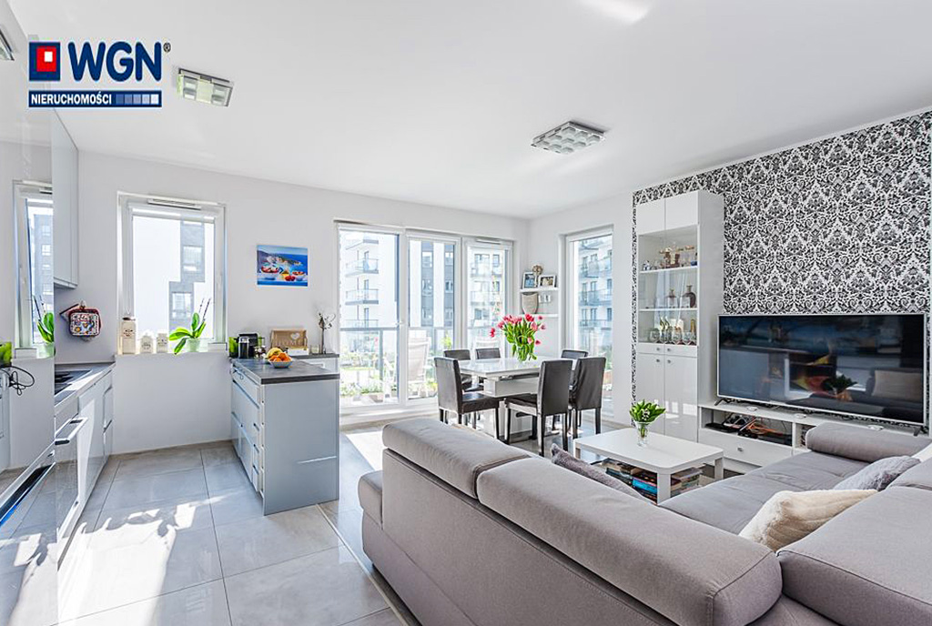 słoneczne wnętrze pokoju gościnnego w luksusowym apartamencie do sprzedaży Gdańsk