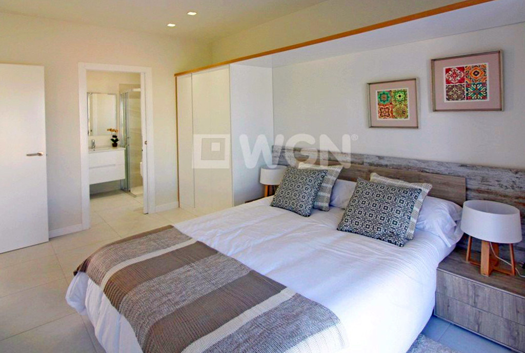 elegancka sypialnia w ekskluzywnym apartamencie na sprzedaż Hiszpania (Costa Blanca, Torrevieja, Mil Palmeras)
