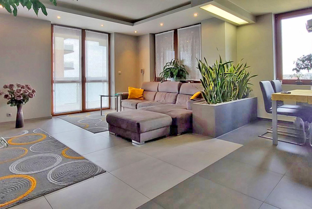 widok na drugą stronę salonu w luksusowym apartamencie na sprzedaż Piotrków Trybunalski