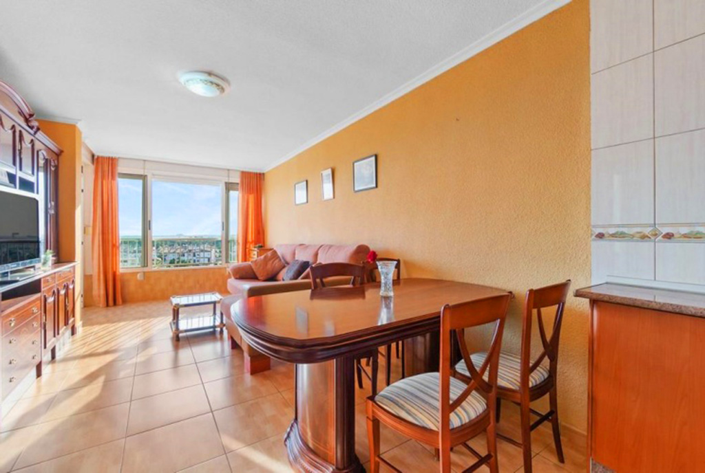 na pierwszym planie jadalnia w ekskluzywnym apartamencie na sprzedaż Hiszpania (Costa Blanca, Orihuela Costa, Punta Prima)