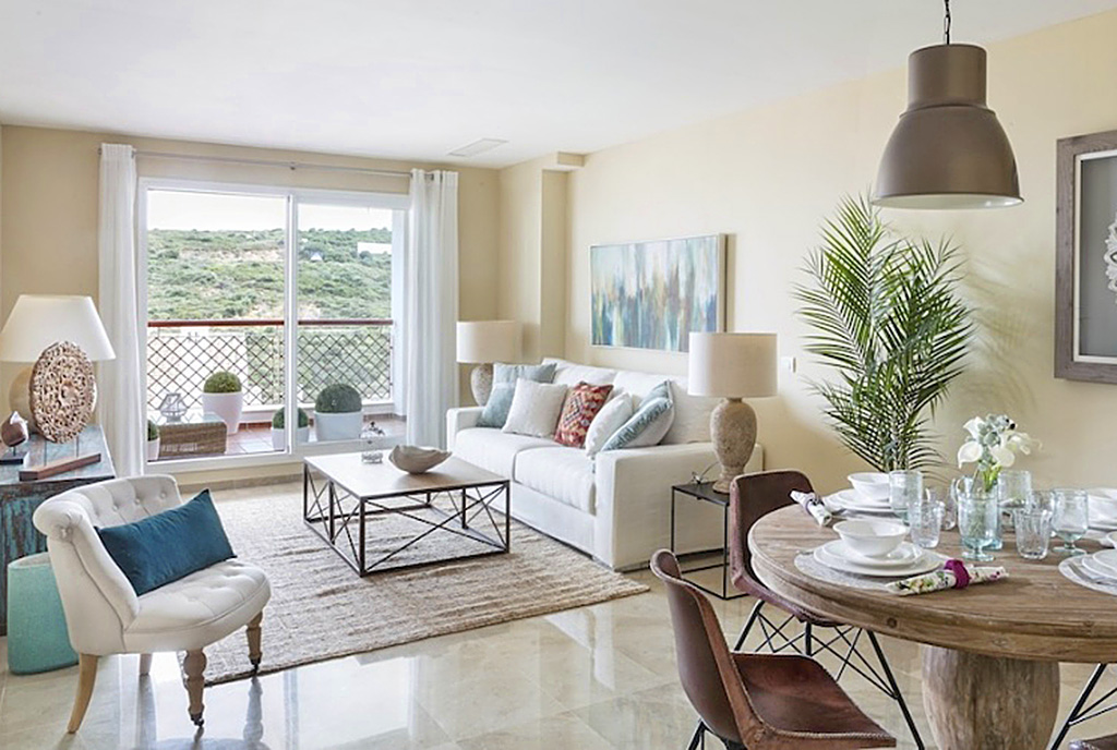 elegancki salon w luksusowym apartamencie na sprzedaż Hiszpania (La Alcaidesa, Sotogrande)
