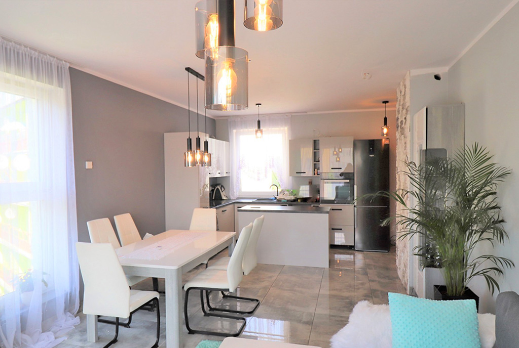 widok z salonu na jadalnię oraz aneks kuchenny w luksusowym apartamencie na sprzedaż Skoczów