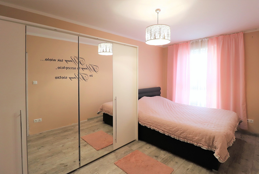 zaciszna sypialnia w ekskluzywnym apartamencie na sprzedaż Skoczów