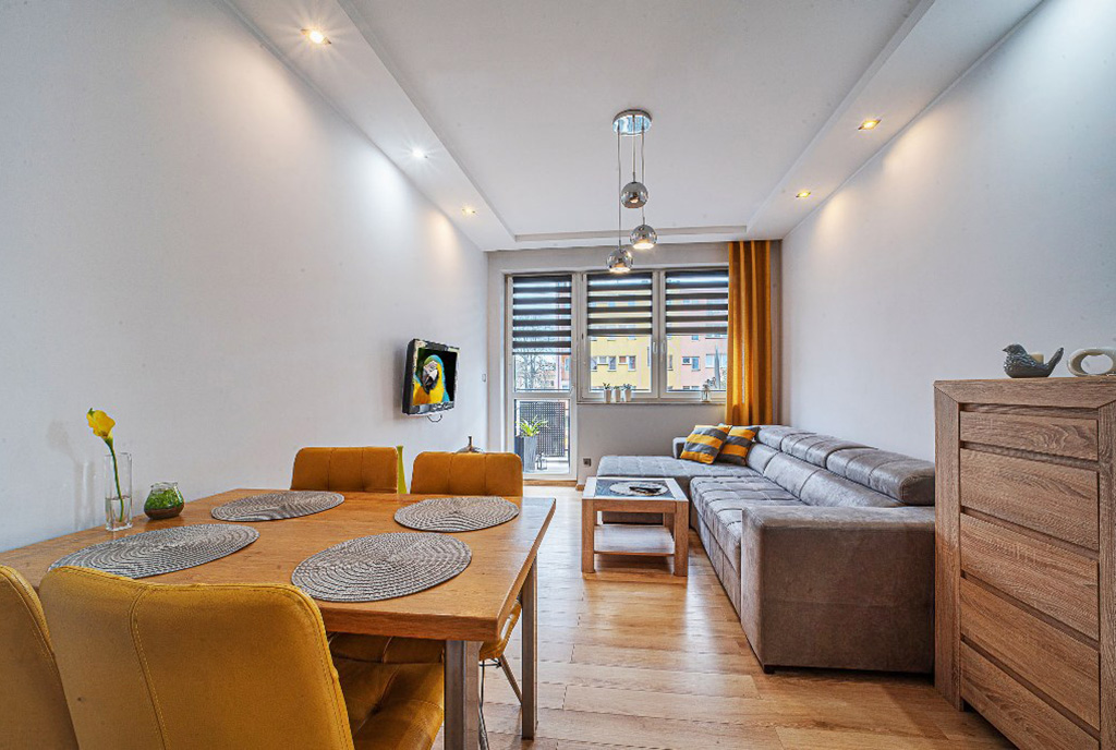 druga strona salonu w luksusowym apartamencie do wynajmu Bolesławiec