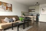 zdjęcie prezentuje pokój dzienny oraz aneks kuchenny w luksusowym apartamencie do wynajmu Szczecin