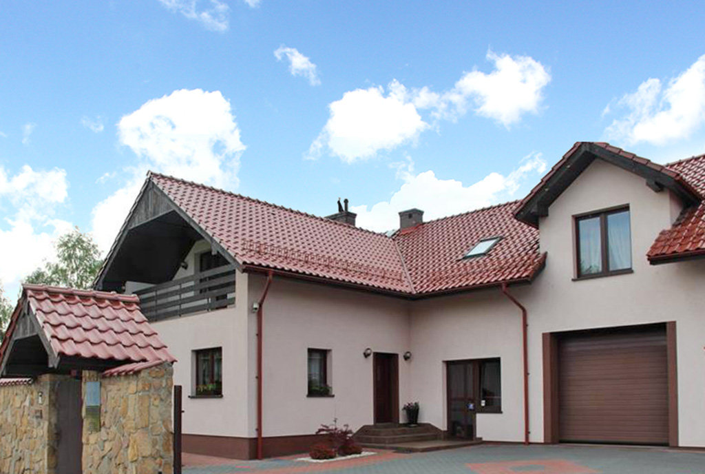na pierwszym planie garaż przy ekskluzywnej willi do sprzedaży Chrzanów