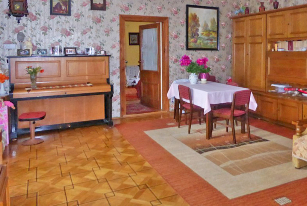 pokój dzienny z pianinem w luksusowej willi do sprzedaży Piotrków Trybunalski