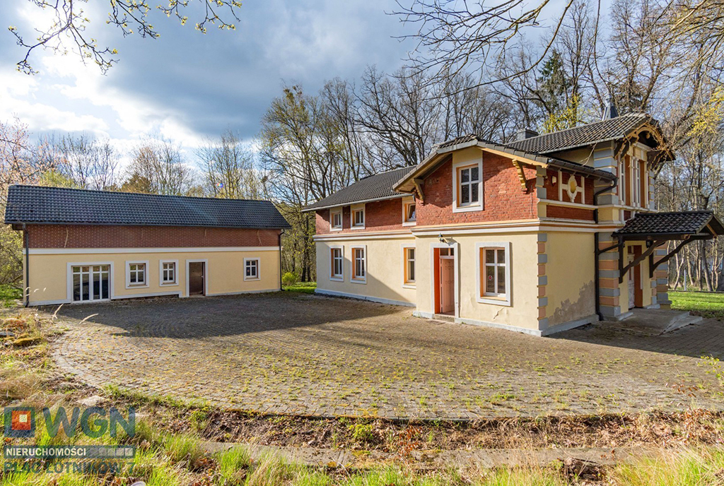 widok na kompleks zabudowań, gdzie znajduje się oferowana na sprzedaż ekskluzywna willa Białogard (okolice)