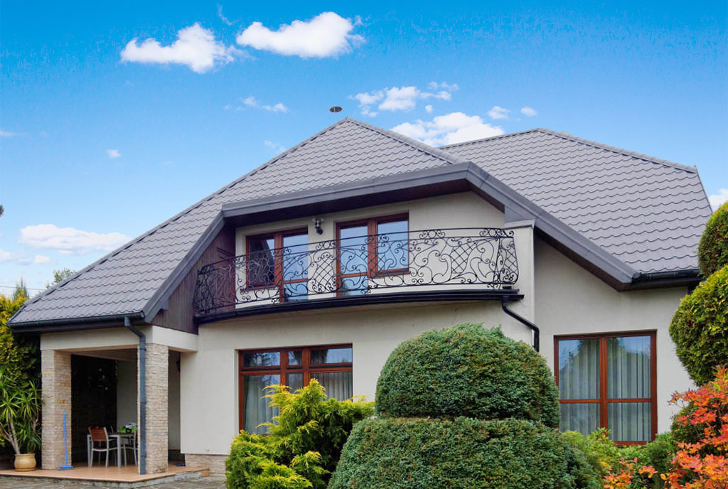 na pierwszym planie ogród wokół luksusowej willi na sprzedaż Tarnów (okolice)