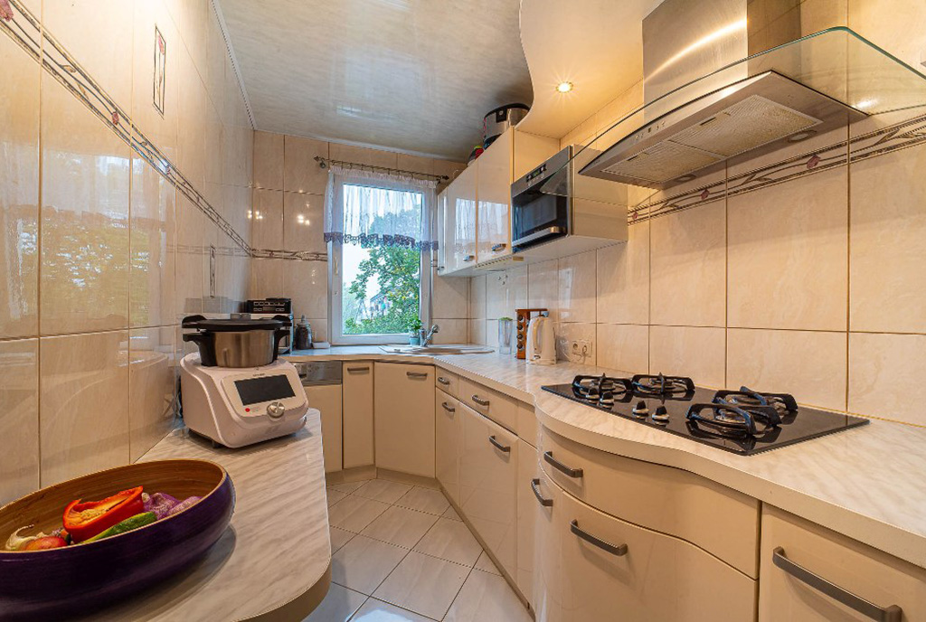 praktycznie zaaranżowana kuchnia w luksusowym apartamencie na sprzedaż Bolesławiec
