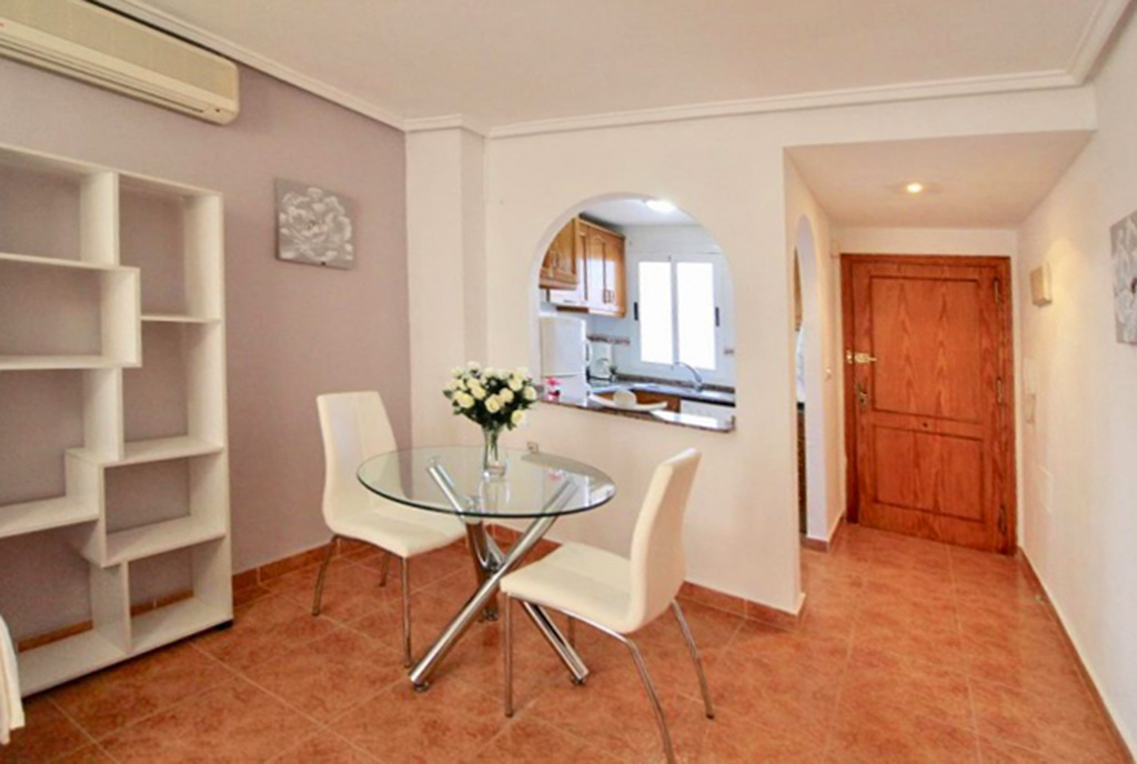 na pierwszym planie jadalnia w ekskluzywnym apartamencie do sprzedaży Hiszpania (Costa Blanca, Torrevieja)