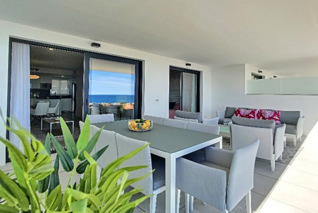 fragment tarasu przy ekskluzyenym apartamencie na sprzedaż Hiszpania (Estepona)