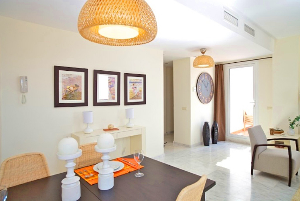 wykończone w śródziemnomorskim stylu wnętrze ekskluzywnego apartamentu na sprzedaż Hiszpania (Estepona)