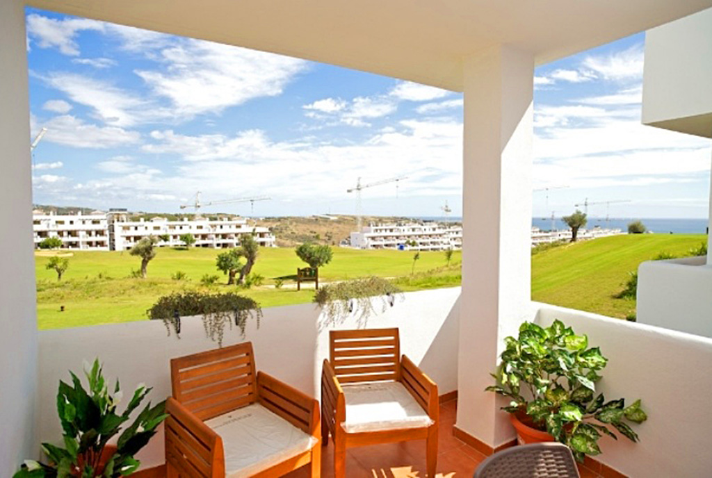 słoneczny taras przy luksusowym apartamencie do sprzedaży Hiszpania (Estepona)