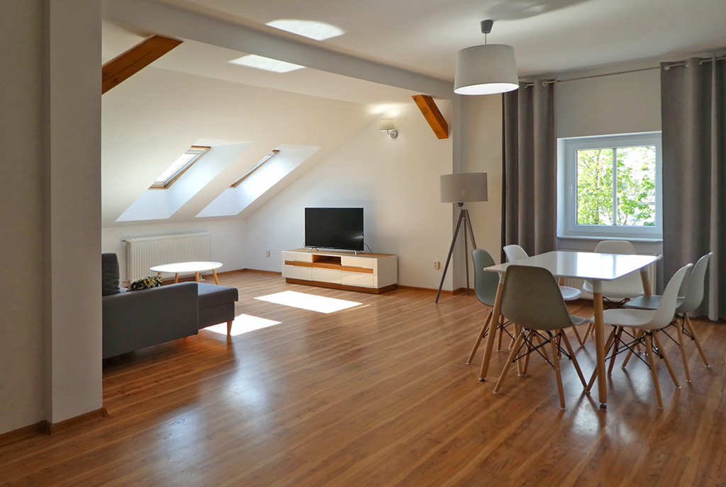 słoneczny salon w luksusowym apartamencie na sprzedaż Mazury