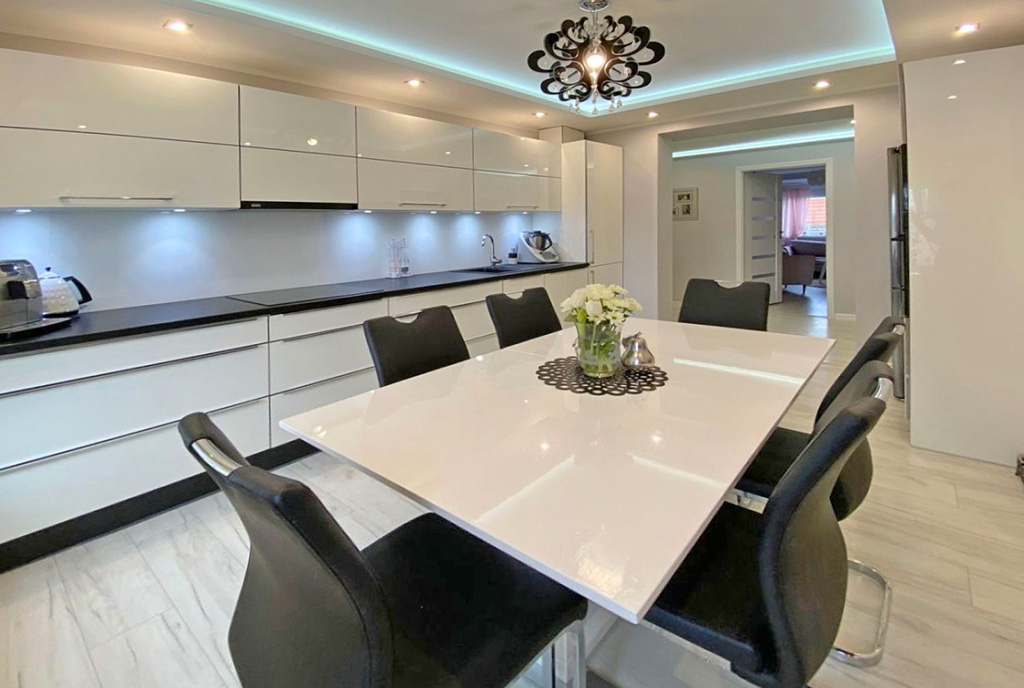 na pierwszym planie jadalnia w luksusowym apartamencie do sprzedaży Szczecin