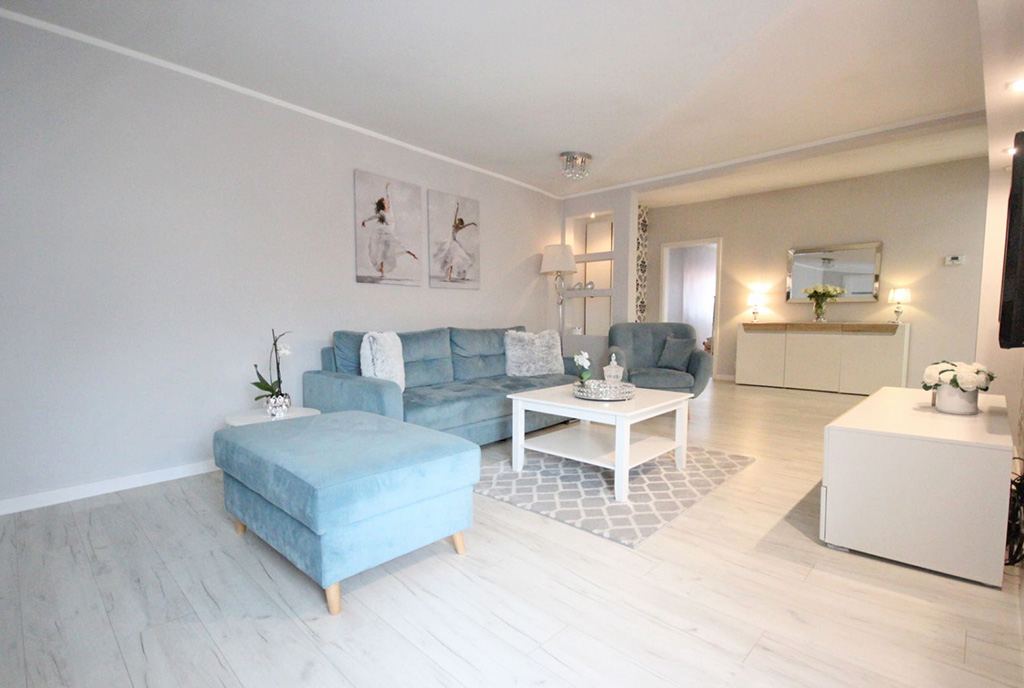 widok z salonu na jadalnię i aneks kuchenny w luksuwowym apartamencie na sprzedaż Szczecin