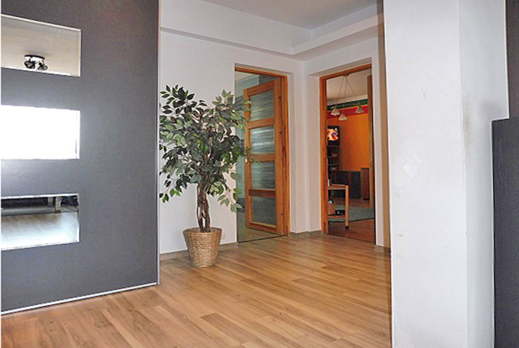 wytworny hol w luksusowym apartamencie do sprzedaży Mazury