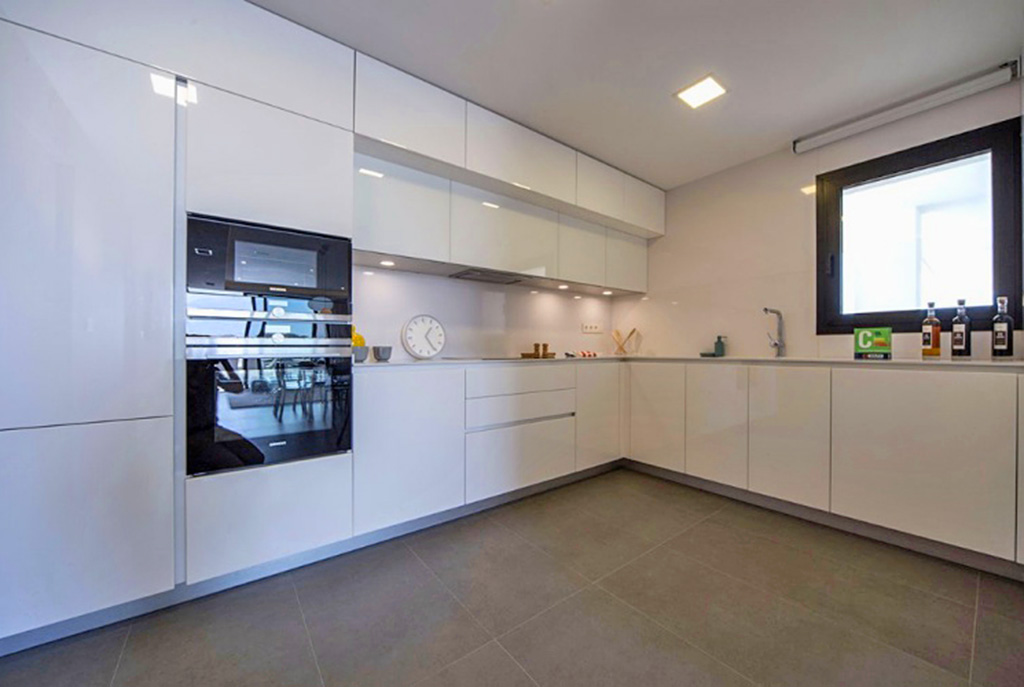 zabudowana kuchnia w ekskluzywnym apartamencie do sprzedaży Hiszpania