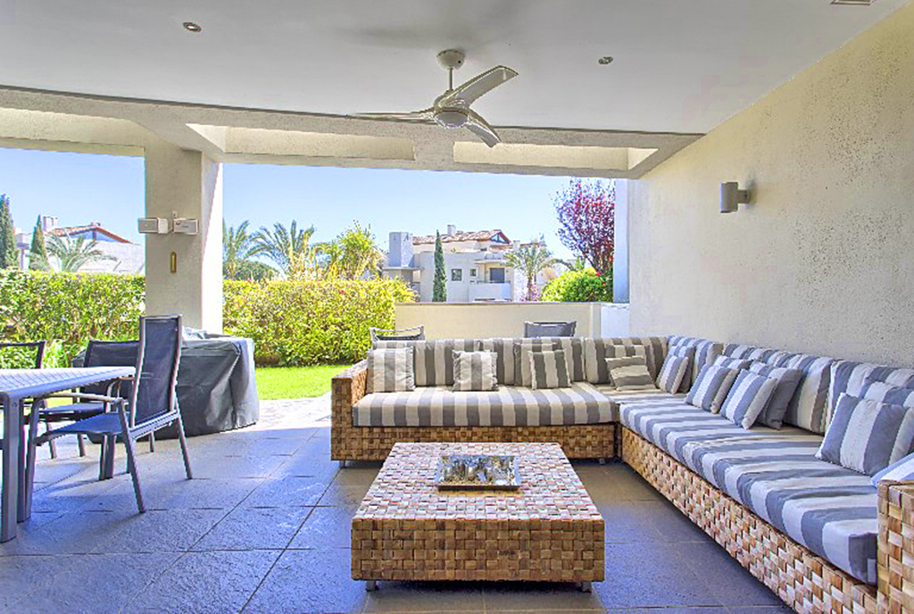 widok na stylowy salon w luksusowym apartamencie na sprzedaż Hiszpania (Costa del Sol, Malaga)
