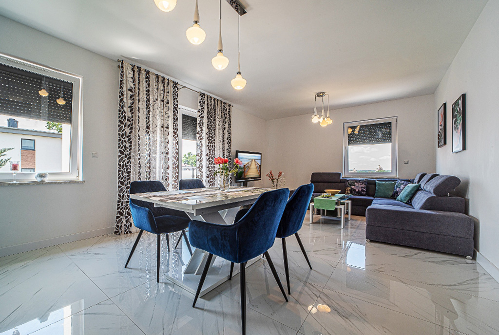 druga strona salonu w ekskluzywny apartamencie na wynajem Bolesławiec