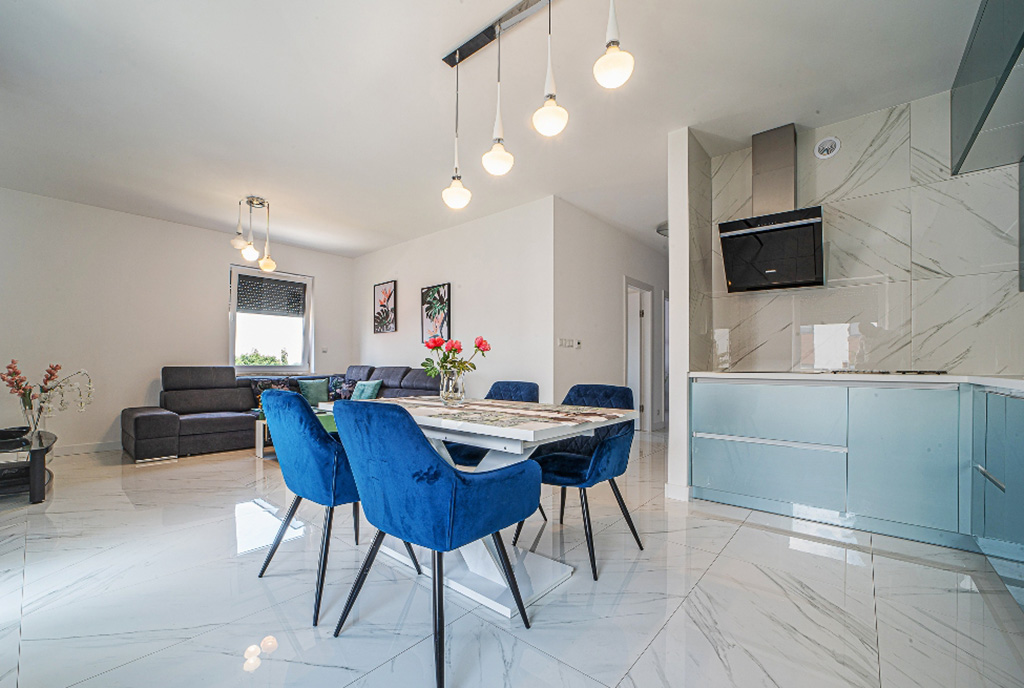 na pierwszym planie jadalnia w luksusowym apartamencie do wynajmu Bolesławiec