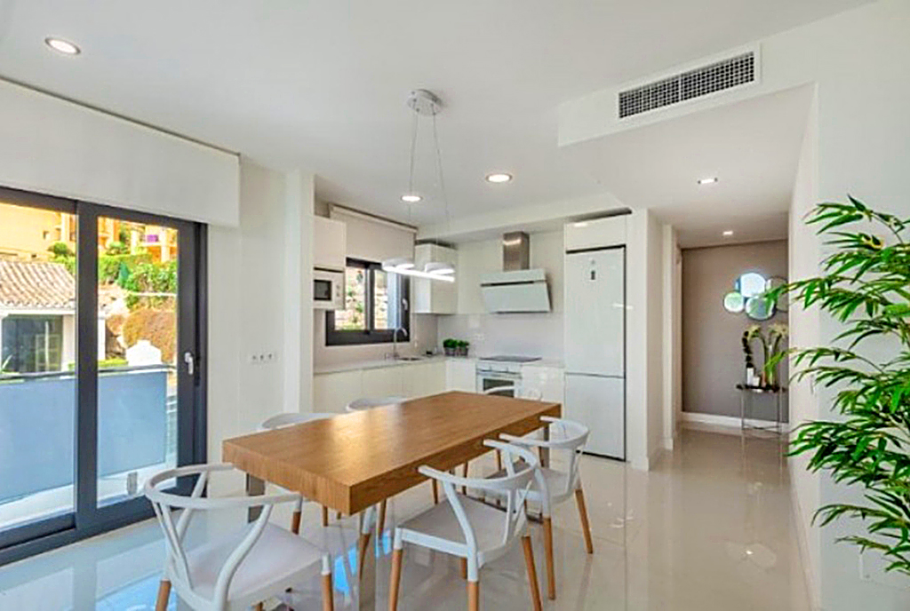 zaaranżowane w nowoczesnym designie wnętrze ekskluzywnego apartamentu na sprzedaż Hiszpania (Costa del Sol, Kadyks)