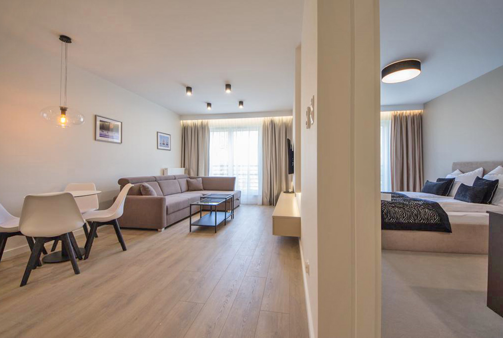 słoneczne wnętrze luksusowego apartamentu do wynajęcia Szczecin