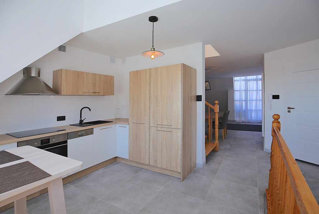 funkcjonalna kuchnia w luksusowym apartamencie do wynajęcia Szczecin