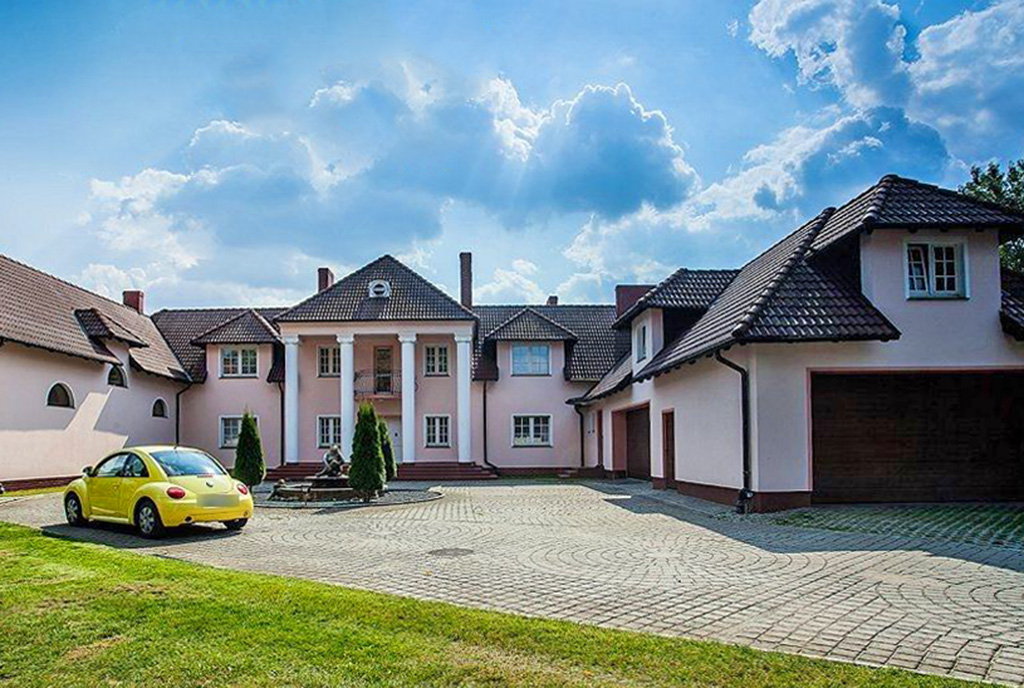 imponująca rozmachem i bogactwem bryła luksusowego dworu na sprzedaż Wielkopolska