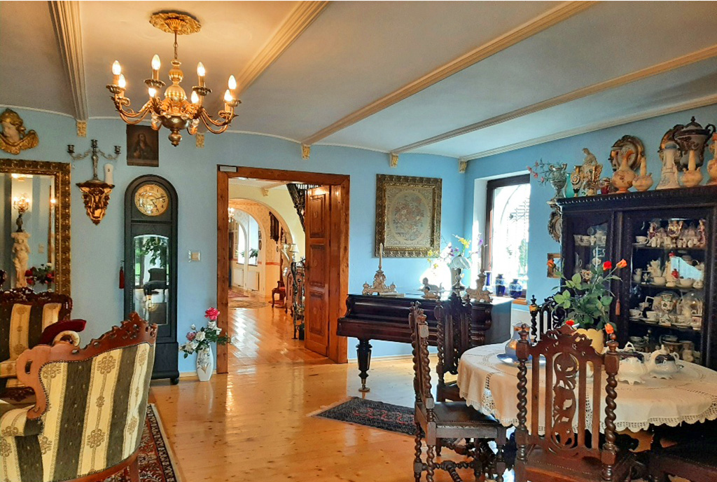 czarny fortepian w salonie ekskluzywnej willi na sprzedaż Żagań (okolice)