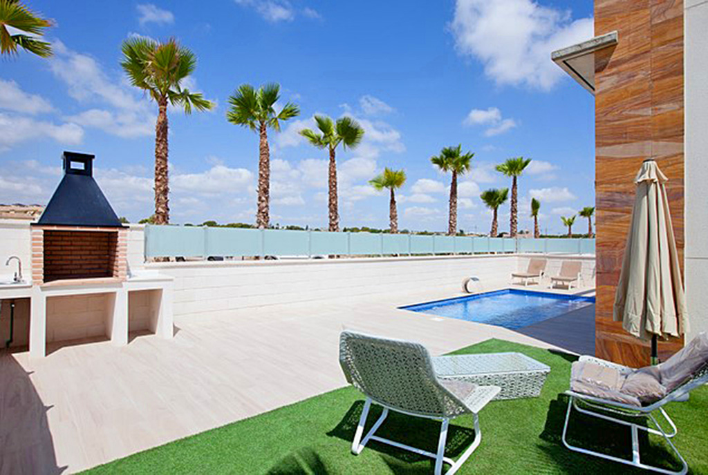 zbliżenie na basen przy ekskluzywnej willi na sprzedaż Hiszpania