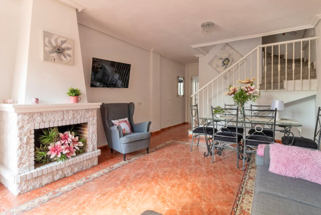 widok na kominek w salonie luksusowej willi na sprzedaż Hiszpania (Costa Blanca, Torrevieja)