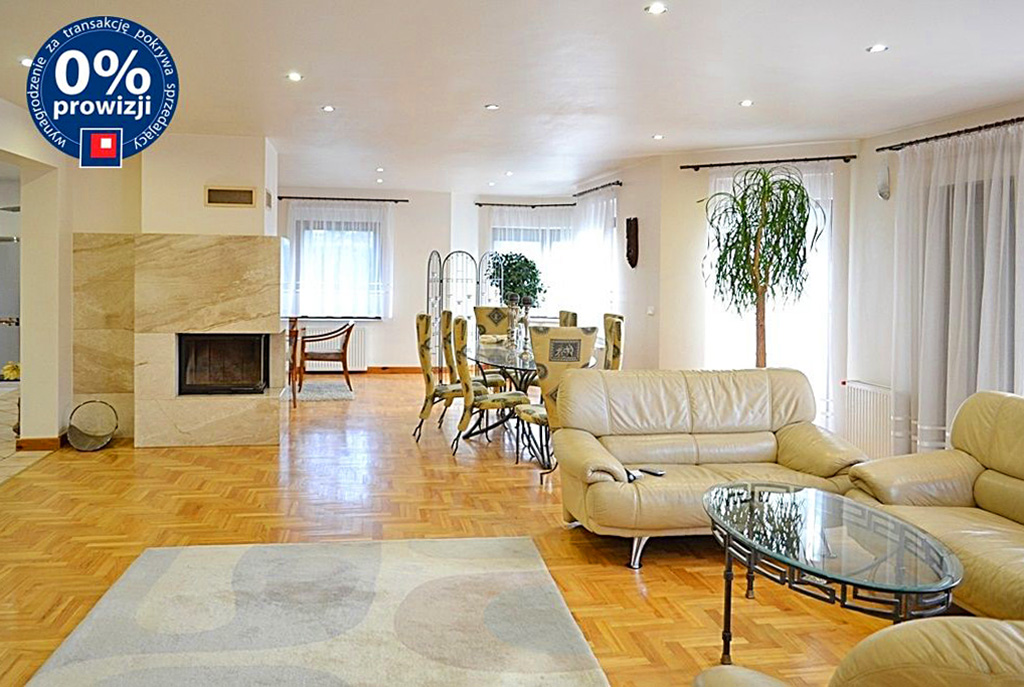 wytworny salon z kominkiem w ekskluzywnej willi na sprzedaż Bolesławiec