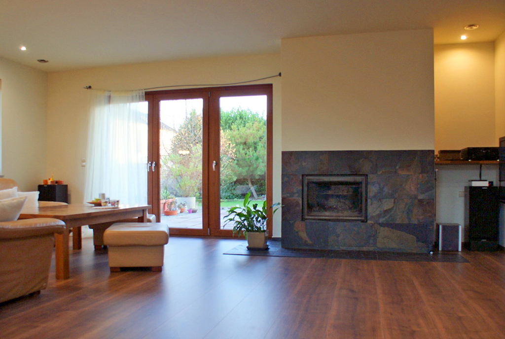 słoneczny pokój dzienny w ekskluzywnej willi do sprzedaży Legnica (okolice)