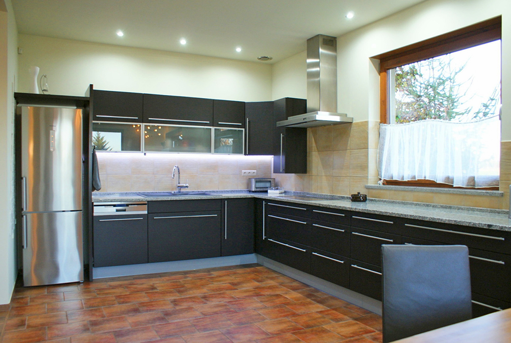 funkcjonalnie zaaranżowana kuchnia w ekskluzywnej willi do sprzedaży Legnica (okolice)