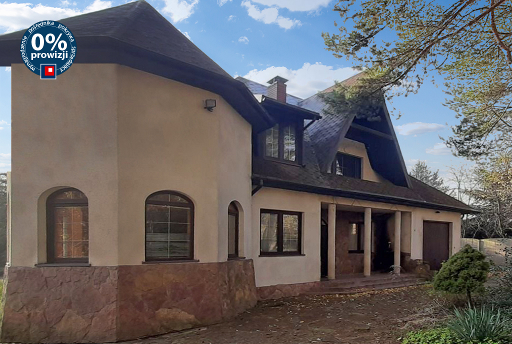 widok na front ekskluzywnej willi do sprzedaży Łódź (okolice)