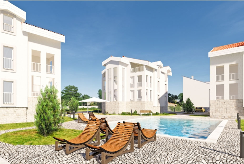 na pierwszym planie basen i apartamentowiec, w którym mieści się oferowany do sprzedaży ekskluzywny apartament Chorwacja (Sovlje)