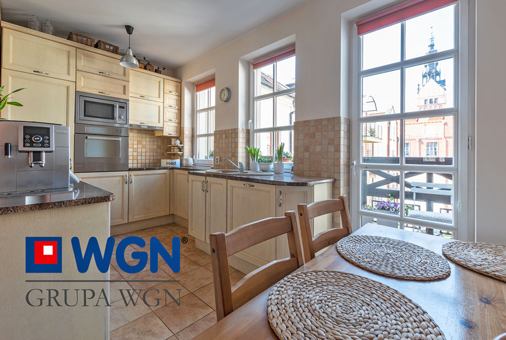 na zdjęciu jadalnia oraz kuchnia w ekskluzywnym apartamencie do sprzedaży Elbląg