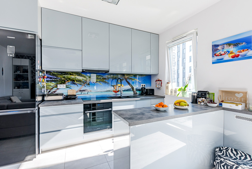 praktycznie urządzona kuchnia w ekskluzywnym apartamencie do sprzedaży Gdańsk