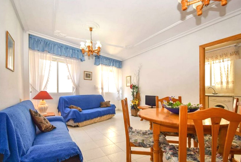 na zdjęciu jadalnia po prawej i pokój dzienny po lewej w ekskluzywnym apartamencie do sprzedaży Hiszpania (La Mata)