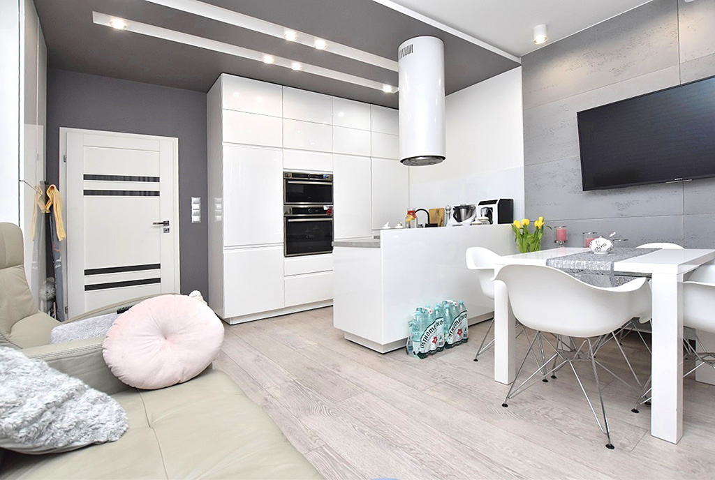 widok z drugiej strony na salon w luksusowym apartamencie na sprzedaż Inowrocław