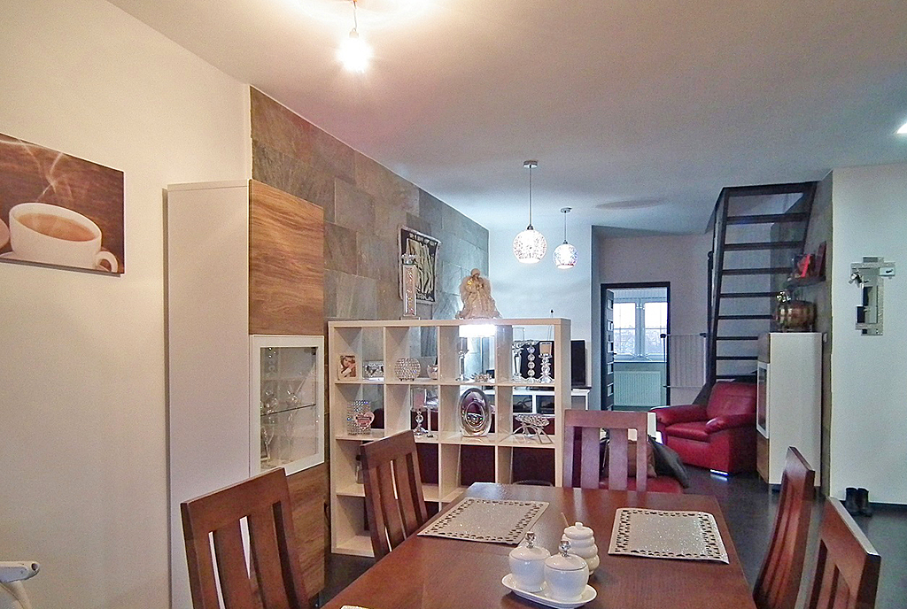 na pierwszym planie jadalnia w luksusowym apartamencie na sprzedaż Legnica
